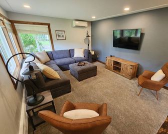 Gorgeous 5 bed Remodel near Downtown Hudson for Groups! - Hudson - Obývací pokoj