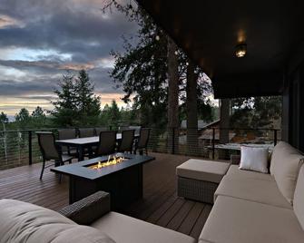 Modern A-frame cabin in Cavebay for 14 guests - Worley - Balcón