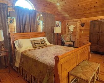 River falls cabin sleeps 6 - Marietta - Bedroom