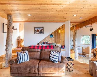 Amazing sunset views over Green Valley Lake, BBQ, Firepit, Hikes! - Green Valley Lake - Living room
