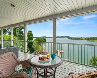 Fort Sunsets-Best Lakefront Views, Hot Tub, Fire Pit, Dock, Kayaks, Dog Friendly - Dandridge - Balcony