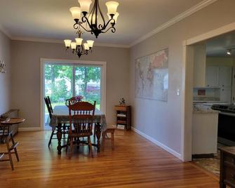 Pretty old house in Newport with WiFi - Newport - Dining room