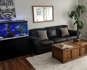 Closest Vrbo To Capitol Theater In Portchester, Ny - Port Chester - Wohnzimmer