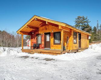 Cozy 2 BR Log Cottage w/ Firepit Bbq,close to lakes, vineyards, zipline & Skiing - Windsor Forks - Building