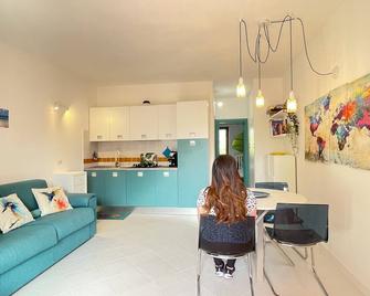 San Teodoro: Apartment/ flat - San Teodoro - beach 2 min walking - San Teodoro - Wohnzimmer