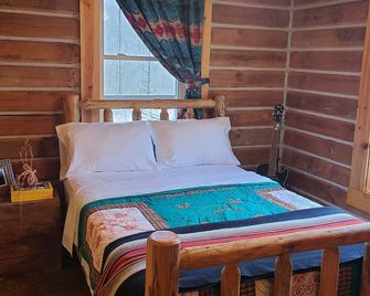 Cozy 2-bedroom country side cabin. Minutes from Patoka Lake. Pet friendly. - Paoli
