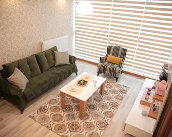 M Suit Apartments - Ankara - Phòng khách