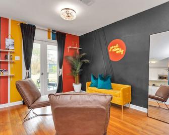 ✬ Imperial Vibes ✬ Houston Home Near Galleria Mall - Bellaire - Living room