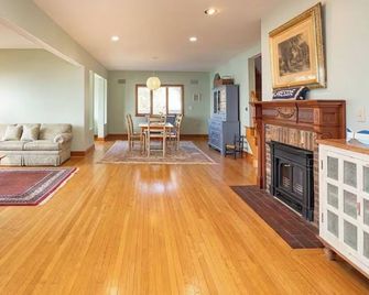 Lakeside — Luxury on Owasco Lake — Level Lake Frontage — Best Location - Auburn - Wohnzimmer