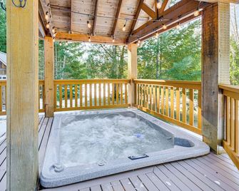 Deck, Hot Tub and Fire Pit Mtn-View Packwood Cabin - Packwood - Balkon