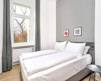 3-Bedroom Apartment (90sqm) with a Terrace & Garden(2) - Berlín - Habitació