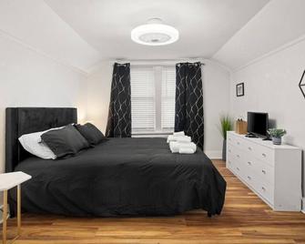 The Heights Nook Peaceful Getaway with a Den - Peoria - Bedroom