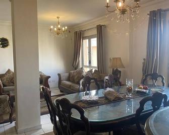 Elite shared apartment stay with me females only-15 minutes to Cairo Airport - Shubrā al Khaymah - Comedor