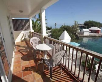 Waterfront 2 Bedroom Cottage, Access to Private Beach - Somerset - Balcony