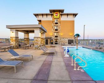 Escape to Comfort: Room with Kitchen Near Local Attractions, Pet-Friendly - Saint George - Piscina