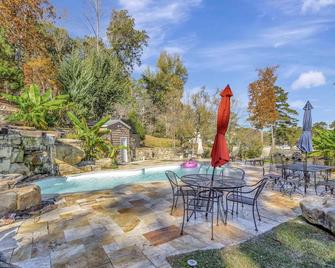 Guntersville Lakefront Home. Pool & Boathouse. Pontoon boat & jet skis rentals - Guntersville - Patio