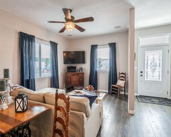 Experience The Captain's Quarters. A Historic 1920 American Four Square. - Tarpon Springs - Huiskamer