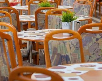 Free Parking, Free Breakfast, Only 15 Minutes To City Center - Budapest - Restaurante
