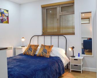 A cosy studio that is perfect for a romantic break away. - Witney - Bedroom