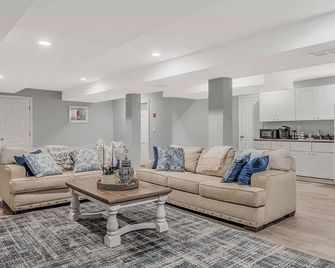 5 bedroom Hampton House with pool - Hampton Bays - Living room
