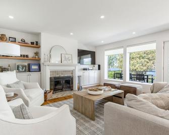 Luxury Chalet Cottage Simcoe - Orillia - Living room