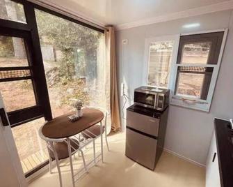 Tiny Oasis with all the amenities! - Edmonds - Dining room