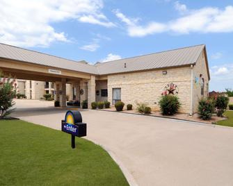 Days Inn & Suites by Wyndham Llano - Llano - Building