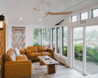 Remodeled Copalis Beach cottage with fully fenced yard - Ocean Shores - Living room