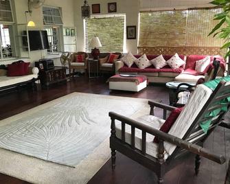 Luxurious Eco friendly, Vegetarian Suite in the Hummingbird Apartment - Bridgetown - Lounge