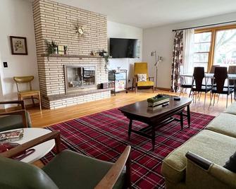 Near DT Madison - Half Block from Lake Monona & 1 Block from Lake Loop Bike Path - Monona - Living room