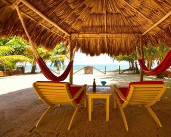 Mellow Yellow Beach House - Hopkins - Patio