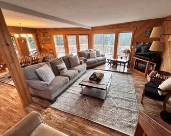 Slice of Heaven overlooking fairway sleeps 12, lots of amenities! - Garden Valley - Living room