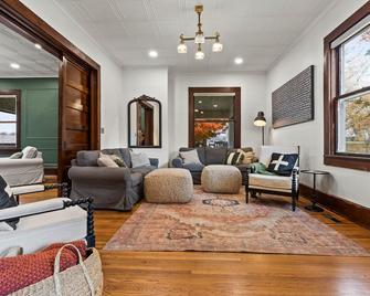 The Historic Ola Babcock Miller Retreat with Hot Tub - Washington - Living room