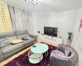 Hornchurch Cozy 2-Bed Flat with Street Parking - Moffat - Huiskamer