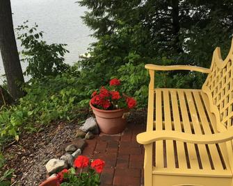 Chateau du Lac Bed and Breakfest Full with Lake View - Richfield Springs - Patio