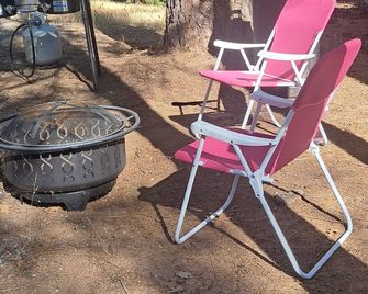 Cute RV in the forested mountains at Cedar Ridge, Sonora for your vacation. - Sonora - Innenhof