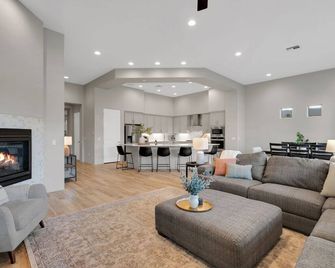 Brand NEW Premier new-build oasis in Dove Mountain - with hot tub, heated pool. - Marana - Obývací pokoj