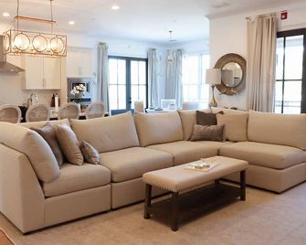 New Luxury Condo Walking Distance To The Historic Oxford Square. - Oxford - Huiskamer