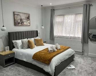 Luxury Ensuite Room in London(Parking on Premises) - London - Bedroom