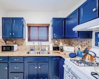 Rachel's Private Hideaway with king bed, kitchen, laundry, parking and big yard - Toledo - Kitchen