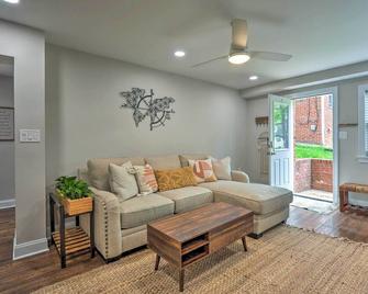 Takoma Park Apt with Wood Fire Pit Less Than 8 Mi to DC - Takoma Park - Living room