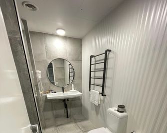 Honeysuckle Executive Apartments - Newcastle - Bathroom