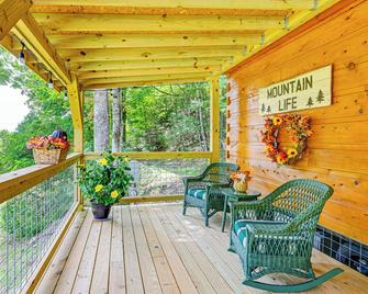Franklin Cabin w/ Creek Access: Hike & Fish! - Franklin - Balcony
