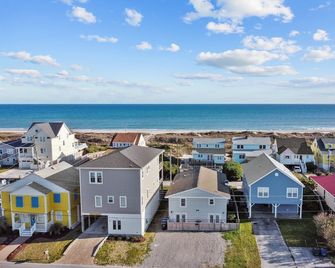 Oceanside Haven:- Home Steps to Beach w/ Massive 2 Story Deck & Hot Tub! - Atlantic Beach - Balkon