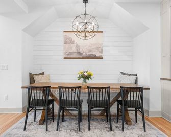 4br Modern Home, Hot Tub, Fire Table & Family Room - Zumbrota - Dining room