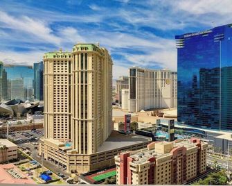 No Resort Fee - Balcony Strip Views, Pools & Parking - Las Vegas