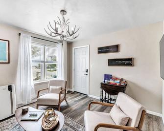 Across The Street From Von Stiehl-newly Renovated! - Algoma - Living room