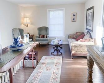 Rent the Entire Historic Vaiden Inn on 8 acres - New Kent - Sala de estar