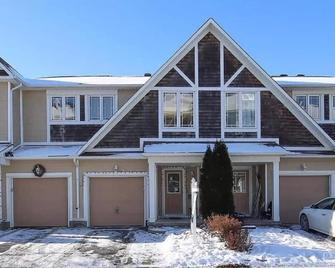 Cute 3 Bedrooms Townhouse in Kanata - Ottawa - Building
