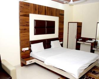 The New Holiday II - Mahesāna - Bedroom